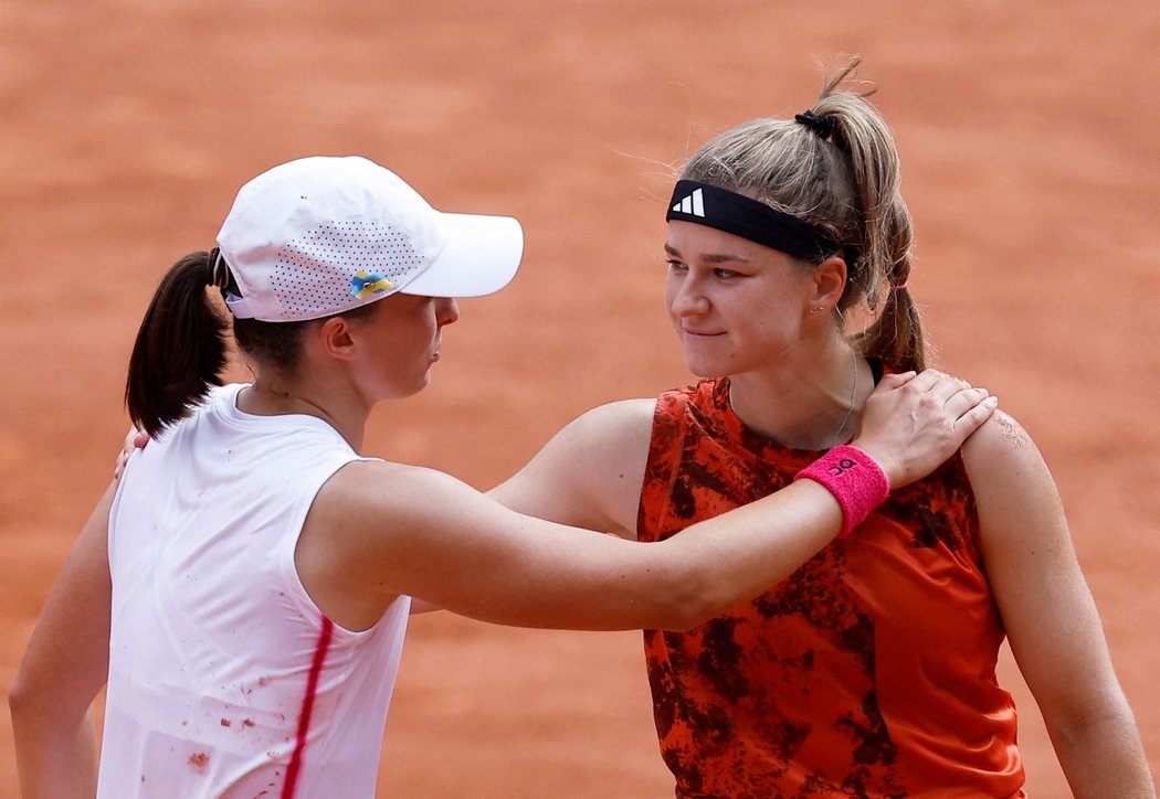 Karolína Muchová a Iga Šwiateková se zdraví po finále Roland Garros