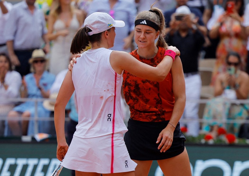 Karolína Muchová gratuluje Ize Šwiatekové k triumfu na Roland Garros