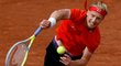 Zděnek Kolář podává ve druhém kole Roland Garros proti Řekovi Tsitsipasovi