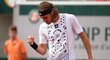 Stefanos Tsitsipas se hecuje ve druhém kole Roland Garros proti Zdeňku Kolářovi