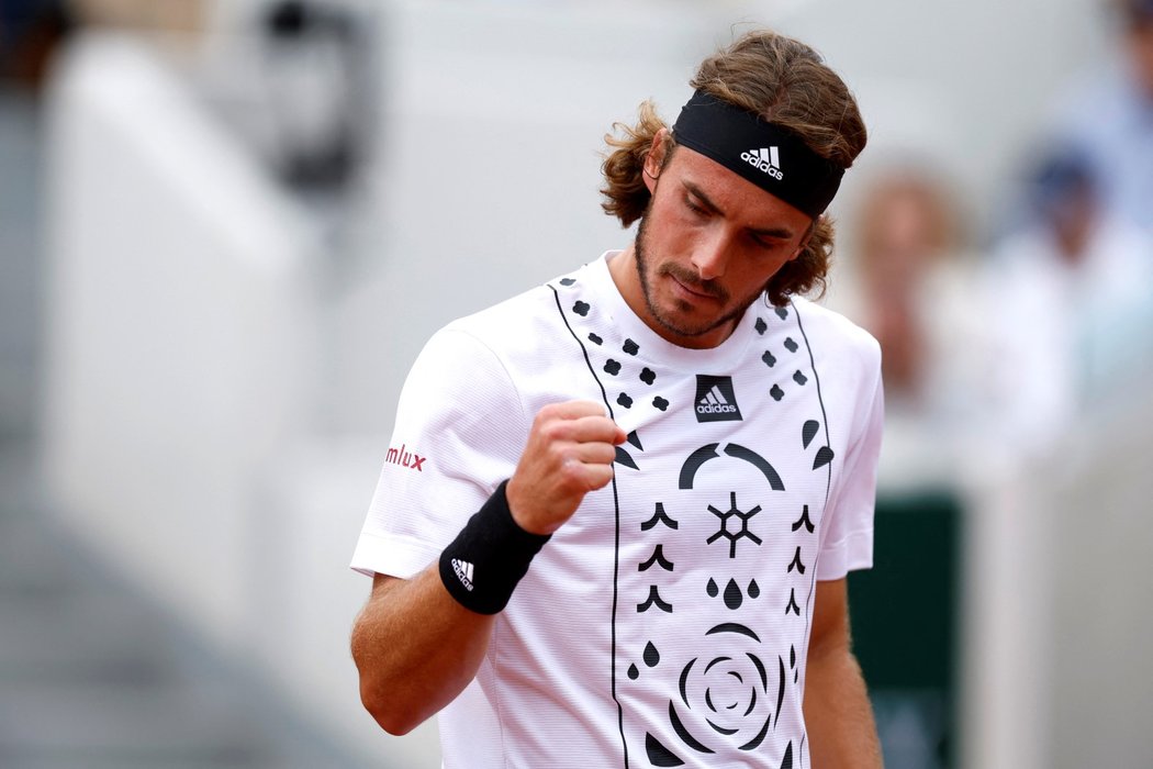 Stefanos Tsitsipas se hecuje ve druhém kole Roland Garros proti Zdeňku Kolářovi