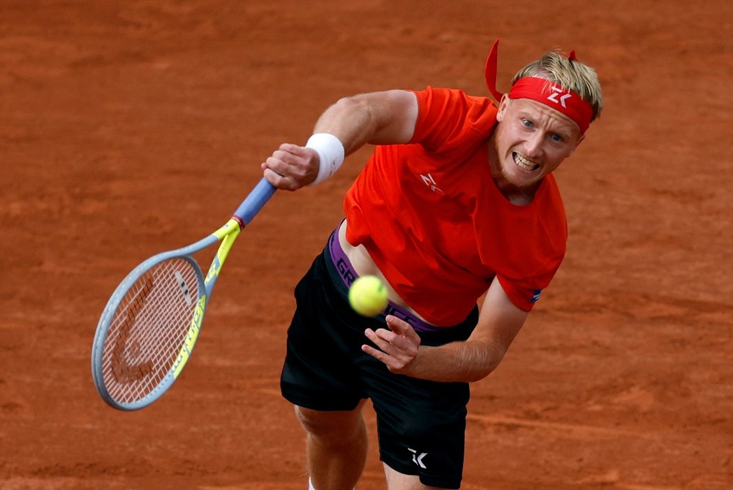 Zděnek Kolář podává ve druhém kole Roland Garros proti Řekovi Tsitsipasovi