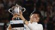 Iga Šwiateková se svou druhou trofejí z Roland Garros
