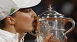 Iga Šwiateková se svou druhou trofejí z Roland Garros