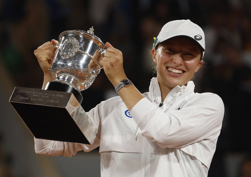 Iga Šwiateková se svou druhou trofejí z Roland Garros