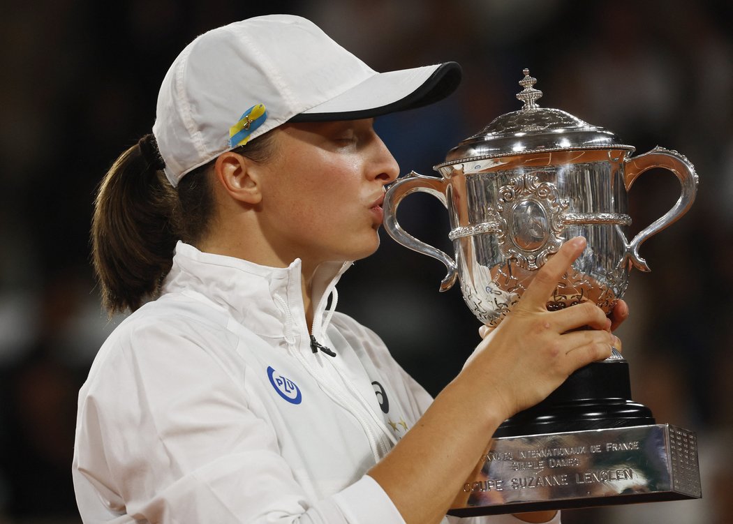 Iga Šwiateková se svou druhou trofejí z Roland Garros