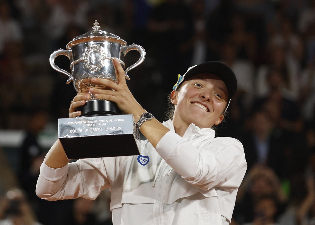 Iga Šwiateková se svou druhou trofejí z Roland Garros