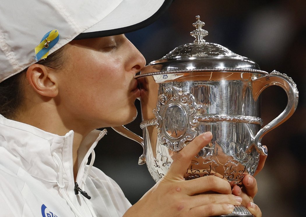 Iga Šwiateková se svou druhou trofejí z Roland Garros