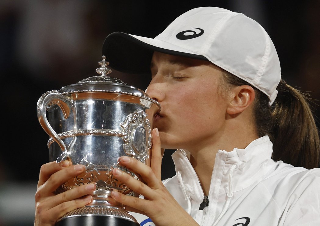 Iga Šwiateková se svou druhou trofejí z Roland Garros