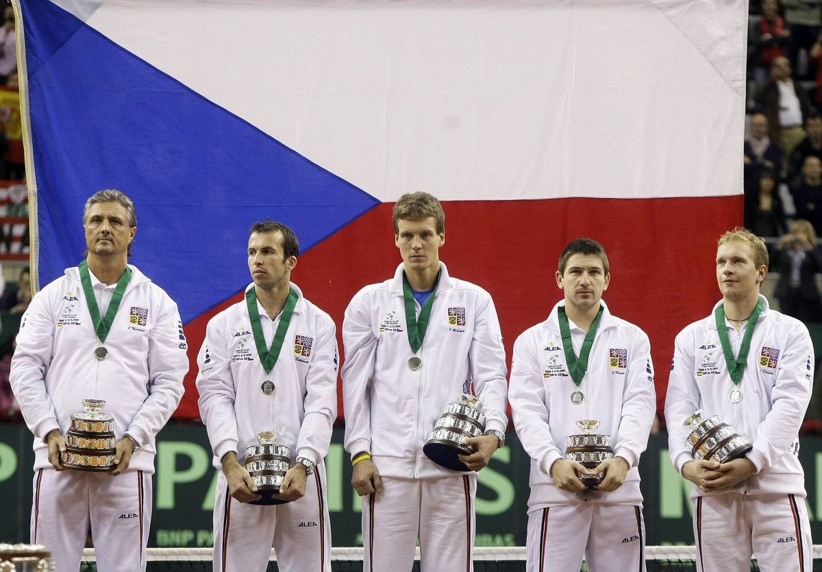 Lukáš Dlouhý (vpravo) jako součást úspěšného týmu v Davis Cupu, který loni došel až do finále.