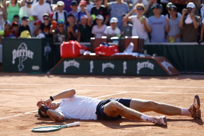 Hororové scény v Paříži. Bezvládného vítěze Menšíka odvezli na kolečkovém křesle Hororové scény v Paříži. Bezvládného vítěze Menšíka odvezli na kolečkovém křesle