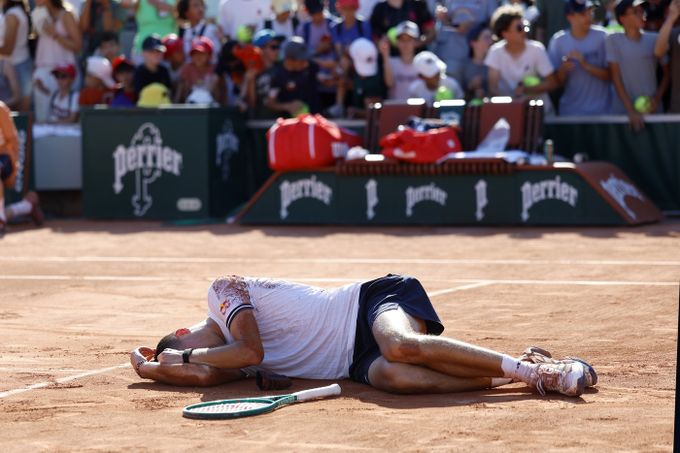 Roland Garros ONLINE: Menšík vybojoval postup, ale pak strach o něj! Dál jde i Bouzková Roland Garros ONLINE: Menšík vybojoval postup, ale pak strach o něj! Dál jde i Bouzková