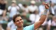 Španělský tenista Rafael Nadal zdraví fanoušky po výhře v osmifinále French Open