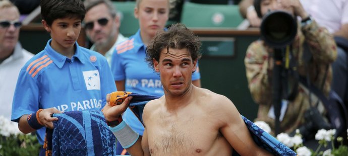Rafael Nadal si převléká triko během osmifinále Australian Open