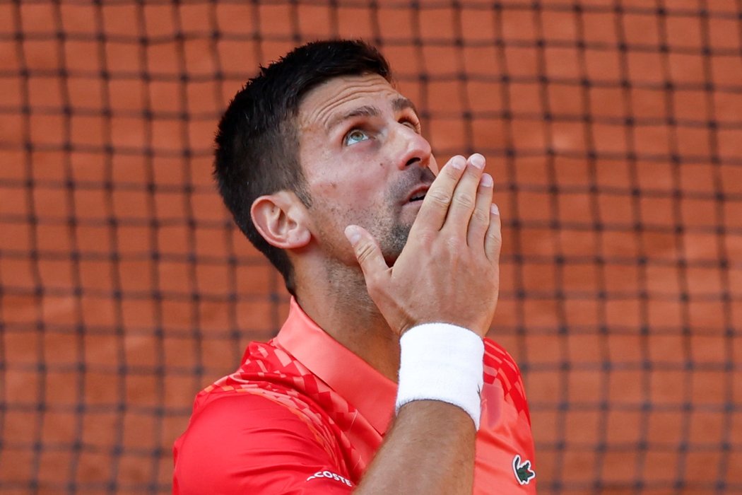 Novak Djokovič slaví postup na Roland Garros