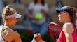 Češka Brenda Fruhvirtová (vlevo) se loučí na Rolland Garros