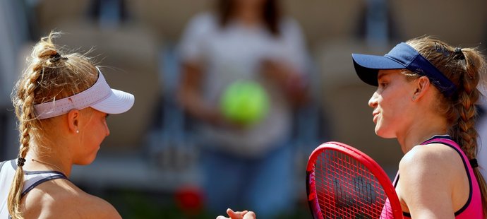 Češka Brenda Fruhvirtová (vlevo) se loučí na Rolland Garros