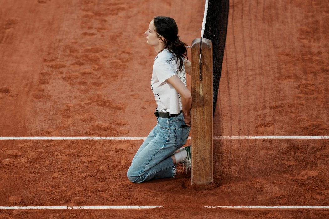 Klima aktivistka se při semifinále Roland Garros přivázala k síti