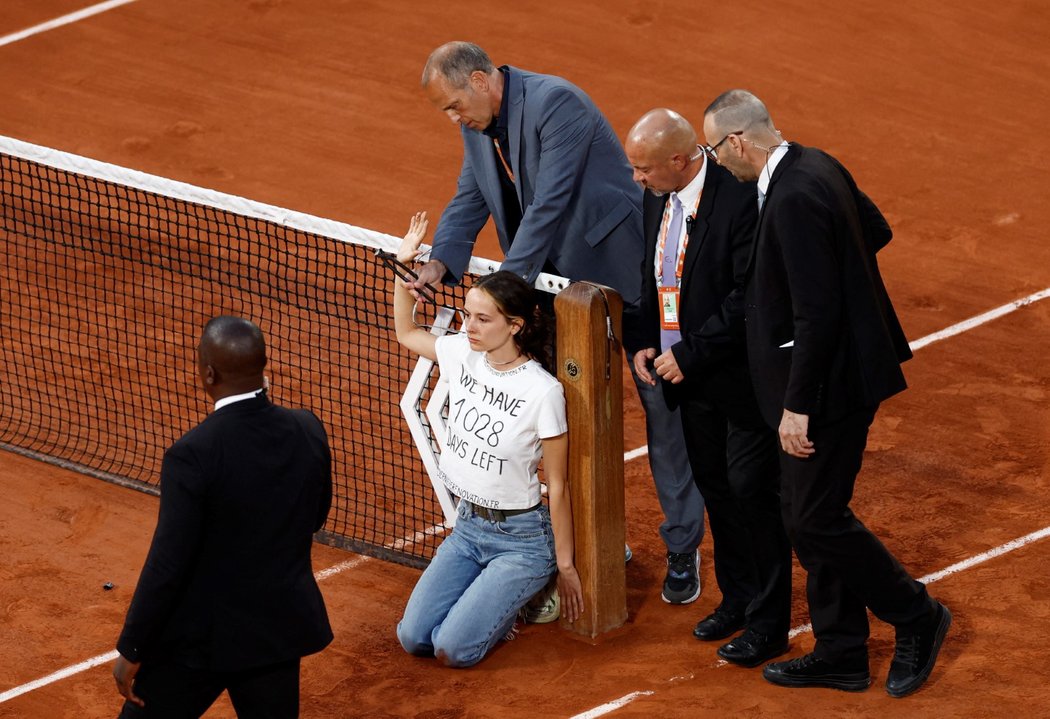 Nečekaný problém v semifinále Roland Garros, klima aktivistka se přivázala k síti