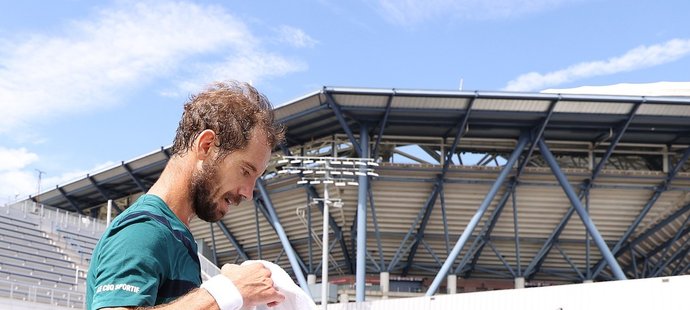 Francouzský tenista Richard Gasquet si na US Open bere ručník, který kvůli hygienickým opatřením nesmí podávat sběrači