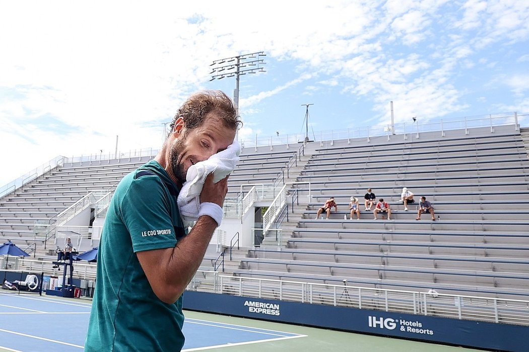 Francouzský tenista Richard Gasquet si na US Open bere ručník, který kvůli hygienickým opatřením nesmí podávat sběrači