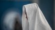 Česká tenistka Petra Kvitová zabalená do ručníku během zápasu