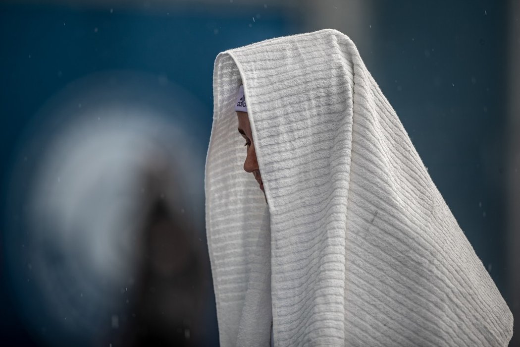 Česká tenistka Petra Kvitová zabalená do ručníku během zápasu