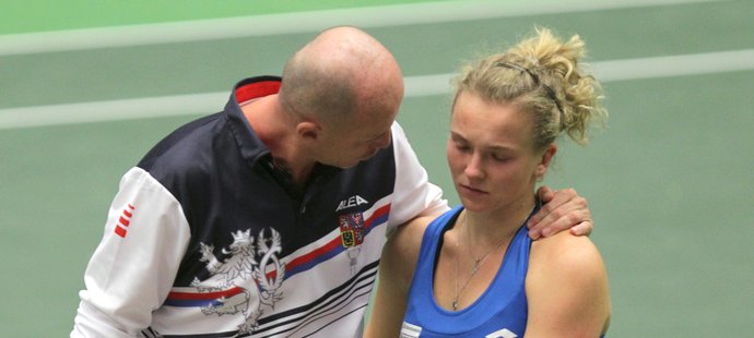 Kapitán fedcupového týmu Petr Pála utěšuje Kateřinu Siniakovou po prohře s Rumunkami