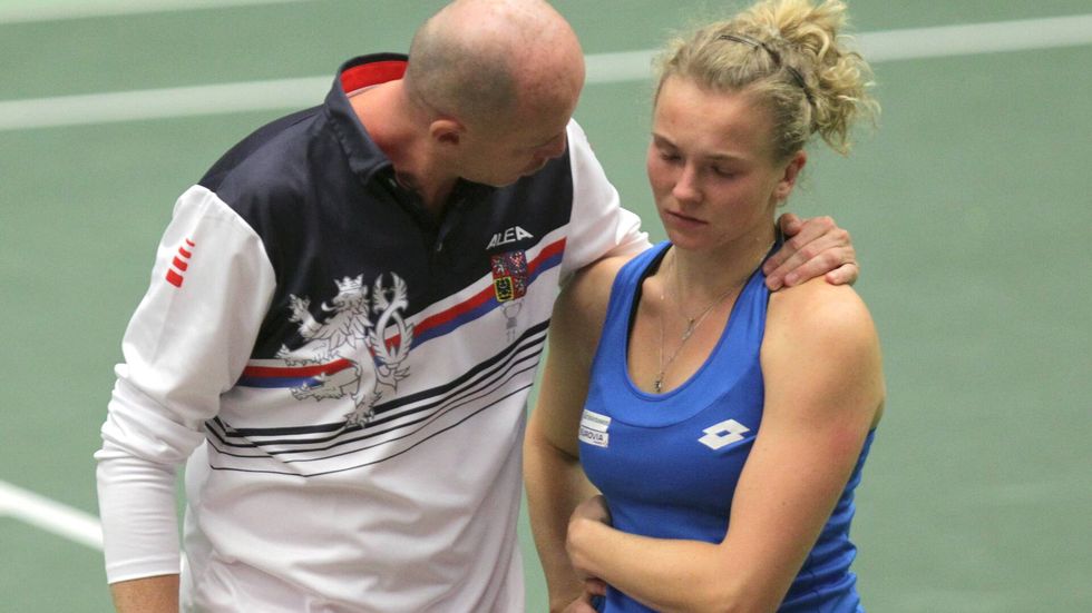 Kapitán fedcupového týmu Petr Pála utěšuje Kateřinu Siniakovou po prohře s Rumunkami