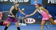 Lucie Šafářová vyhrála čtyřhru na grandslamovém Australian Open. S Mattekovou-Sandsovou porazily ve finále Čeng Ťie a Chan Yung-Jan