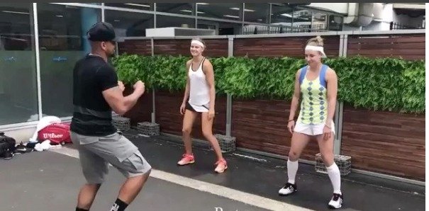 Lucii Šafářové a její deblové partnerce Bethanii Mattekové-Sandsové na Australian Open pomáhá i speciální taneček s fitness trenérem.