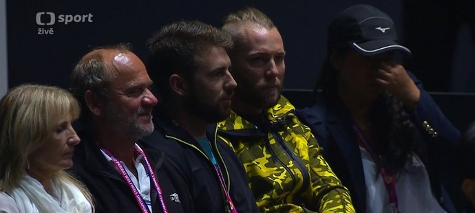 Nicholas Tzekos (třetí zleva) sleduje utkání Lucie Šafářové na Turnaji mistryň