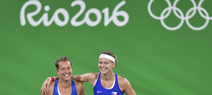 Barbora Strýcová a Lucie Šafářová po vítězství nad sestrami Williamsovými