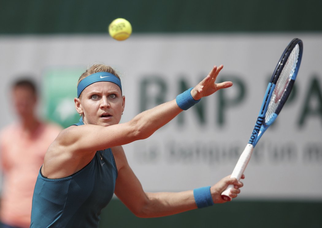 Lucie Šafářová v souboji s Karolínou Plíškovou na French Open