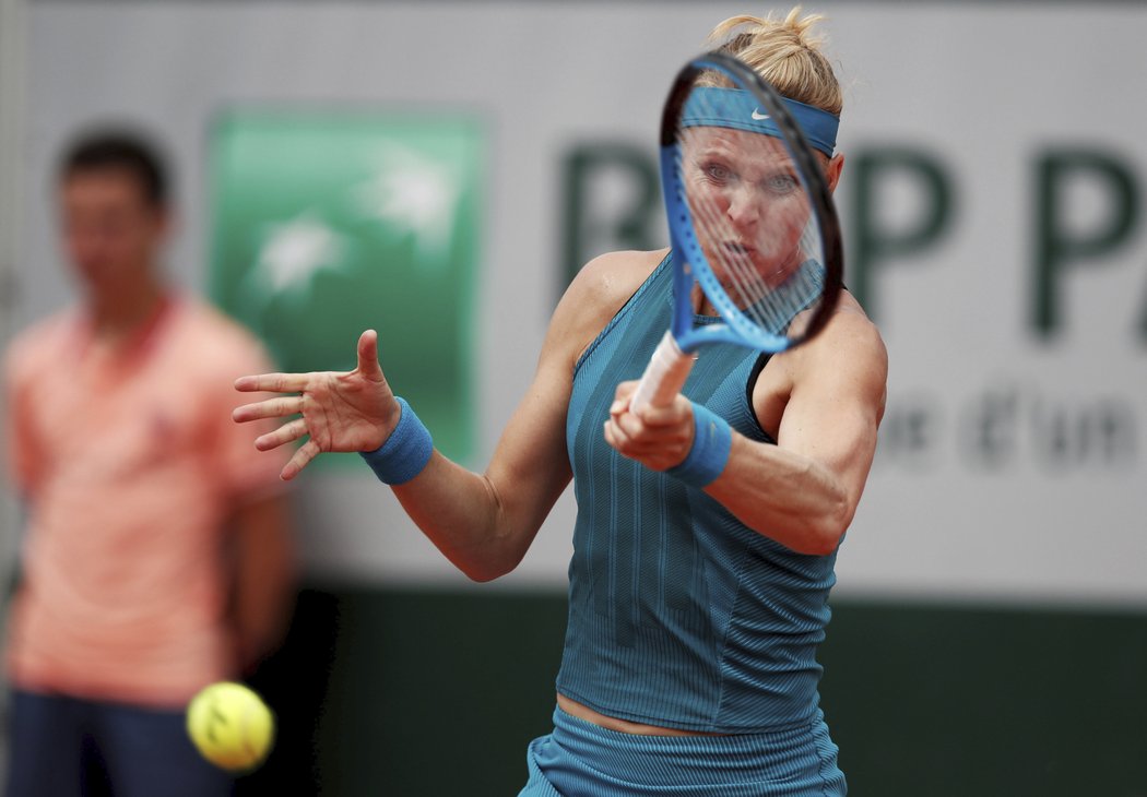 Lucie Šafářová v souboji s Karolínou Plíškovou na French Open