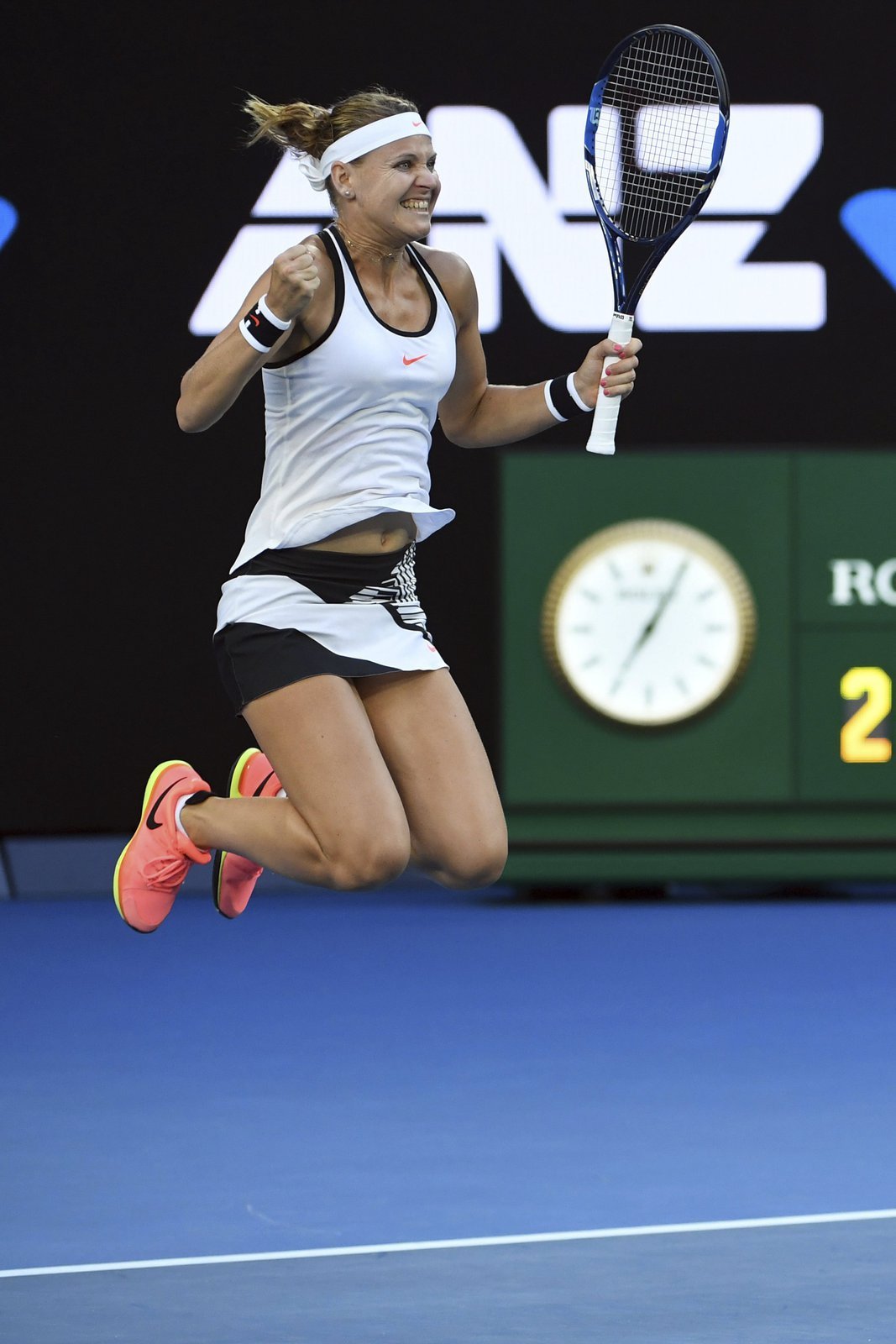 Lucie Šafářová porazila na turnaji v Tchaj-peji šestou nasazenou Japonku Misaki Doiovou 6:4, 7:6 a poprvé v sezoně si zahraje semifinále.