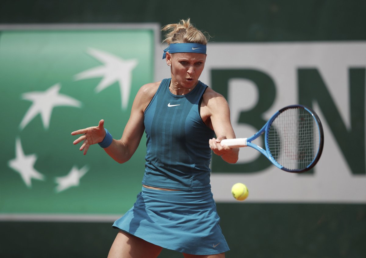 Lucie Šafářová v souboji s Karolínou Plíškovou na French Open