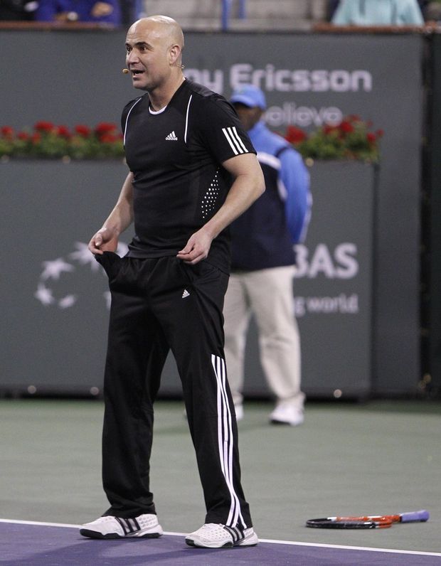 Andre Agassi si dělá legraci ze Samprasovy lakotnosti. Andre Agassi si dělá legraci ze Samprasovy lakotnosti.