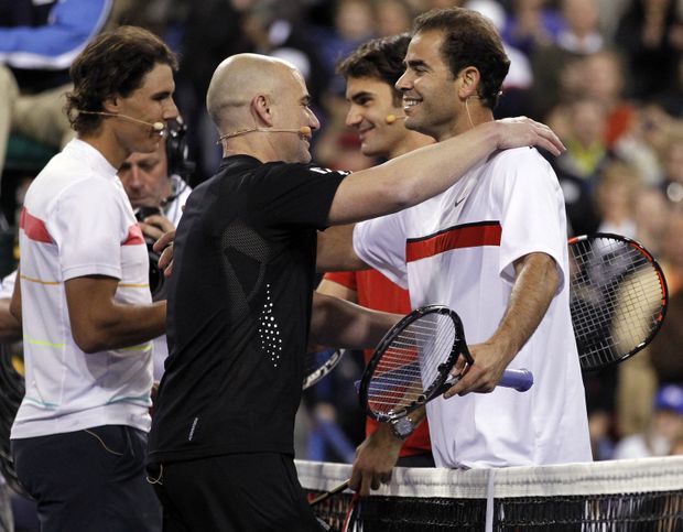 Andre Agassi objímá po exhibici Petea Samprase. Andre Agassi objímá po exhibici Petea Samprase.