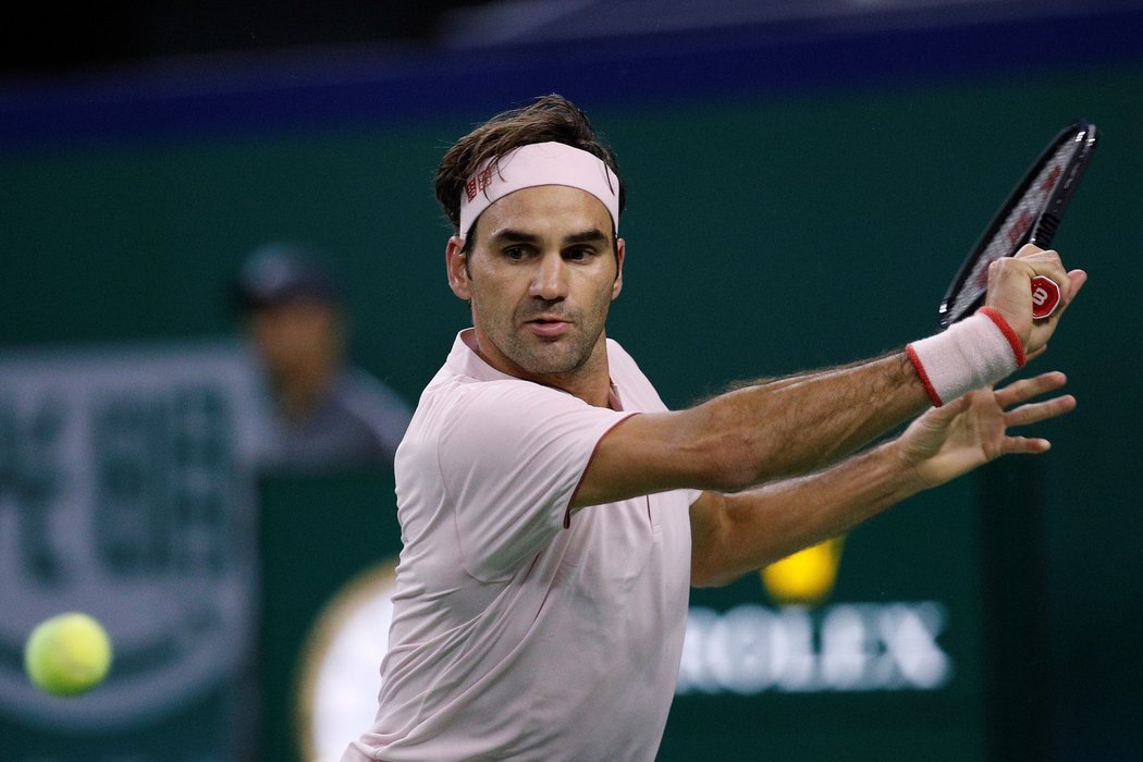 Roger Federer během zápasu s Japoncem Nišikorim