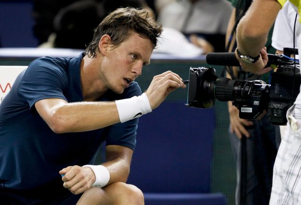 Berdych se podepisuje na kameru po vítězství nad Tommy Robredem Berdych se podepisuje na kameru po vítězství nad Tommy Robredem