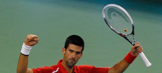 Novak Djokovič slaví triumf na turnaji v Šanghaji, proti Murraymu odvrátil pět mečbolů