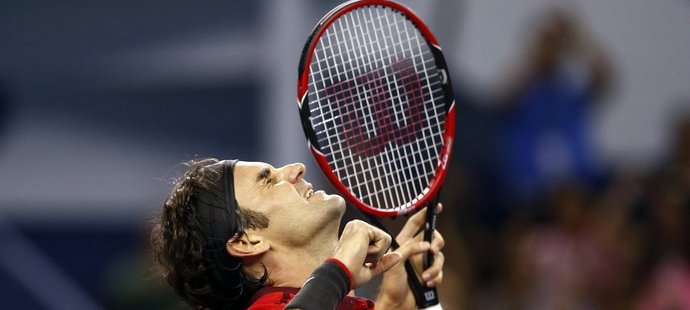 Roger Federer se po vítězství nad Francouzem Simonem raduje v Šanghaji ze svého 81. triumfu v kariéře