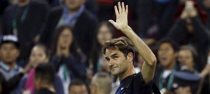 Roger Federer mává divákům po svém překvapivém vyřazení ve druhém kole turnaje v Šanghaji