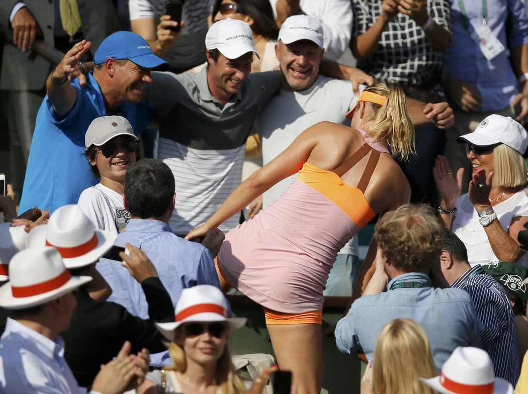 A jde se slavit! Maria Šarapovová po vítězství ve finále French Open zamířila za svými nejbližšími na tribunu
