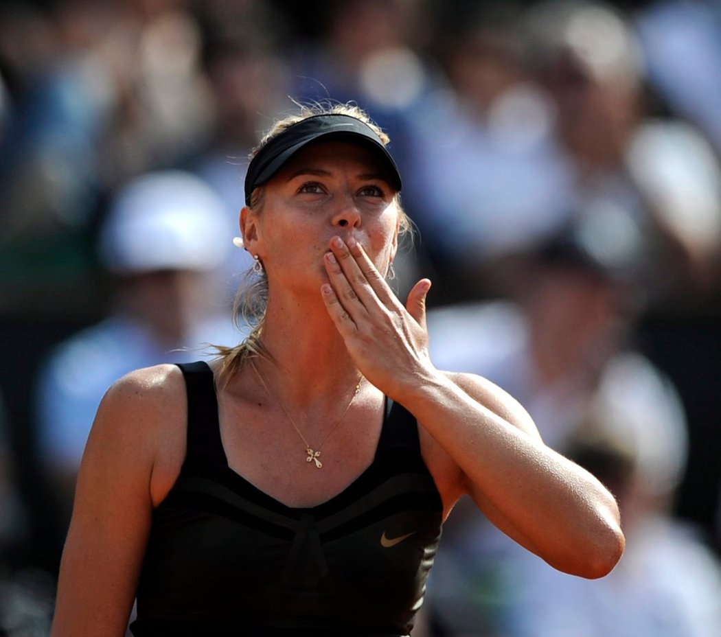 Maria Šarapovová děkuje divákům v Paříži po postupu do čtvrtfinále French Open