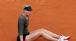 Pád ruské tenistky Marie Šarapovové v utkání osmifinále French Open proti české tenistce Kláře Zakopalové