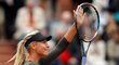 Maria Šarapovová děkuje divákům v Paříži po postupu do čtvrtfinále French Open