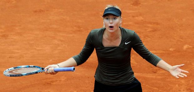 Šarapovová se v utkání osmifinále French Open proti Kláře Zakopalové hádala s rozhodčími Šarapovová se v utkání osmifinále French Open proti Kláře Zakopalové hádala s rozhodčími