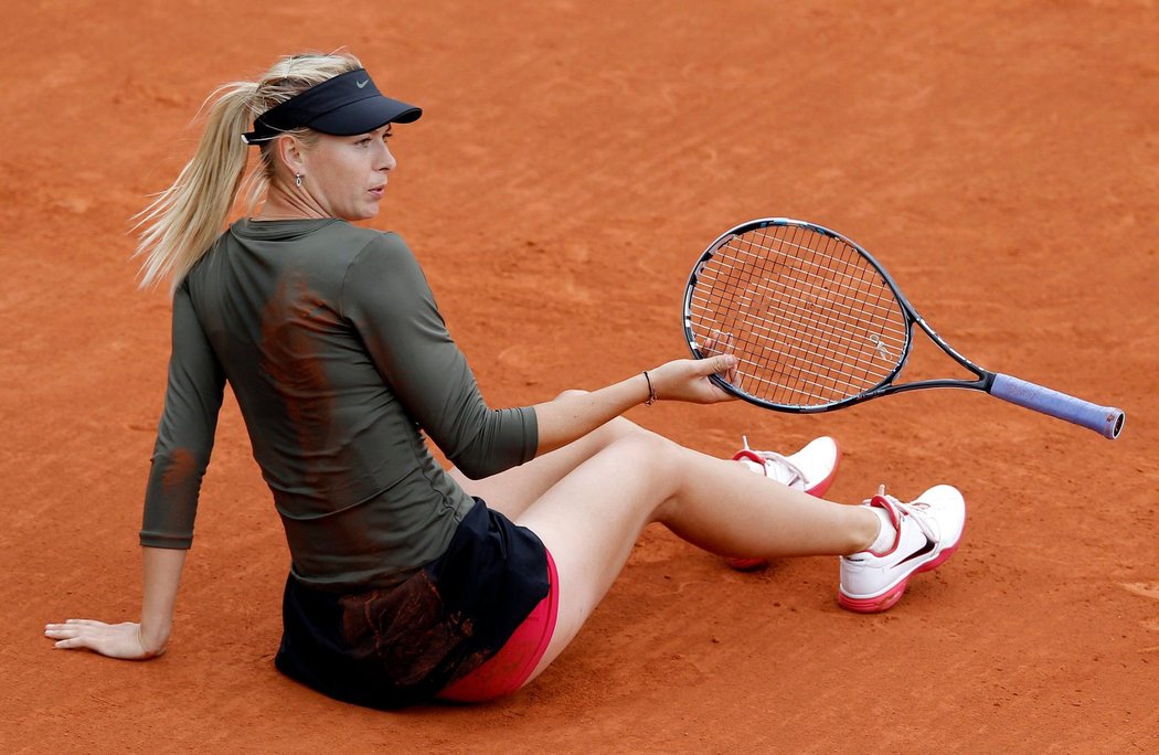 Pád ruské tenistky Marie Šarapovové v utkání osmifinále French Open proti české tenistce Kláře Zakopalové